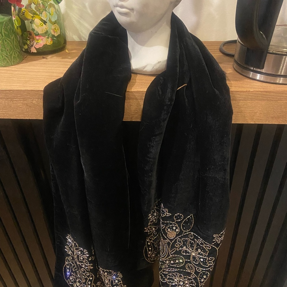 BNWT Black velvet beaded scarf The Met